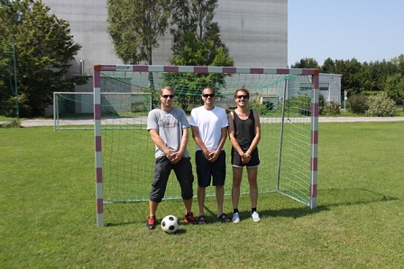© FM4/Simon Welebil Auf Pomali bilden eine Mauer knapp vor einem Handballtor